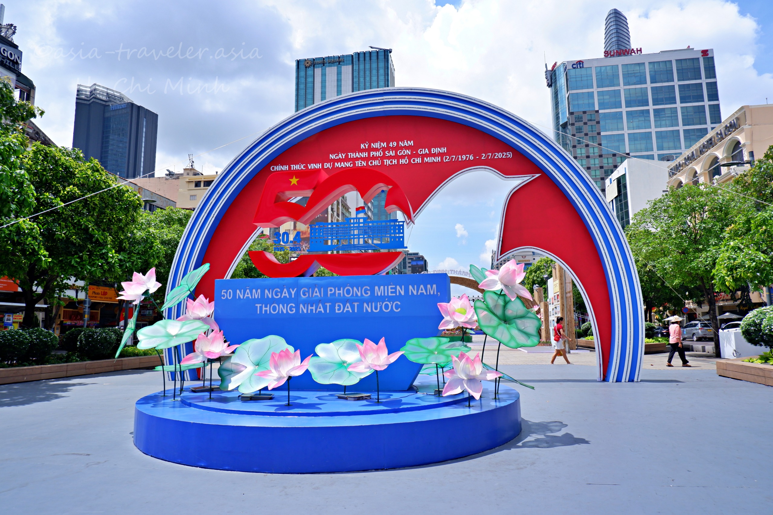 ホーチミン市統一50周年記念モニュメントとハス装飾